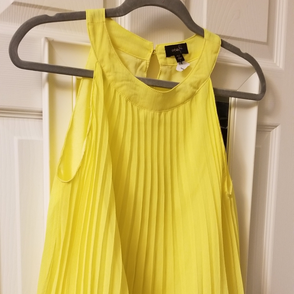 Ontwelfth yellow accordion pleated halter top